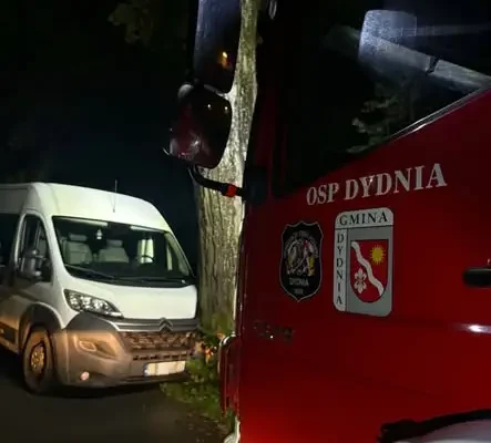 Bus dostawczy rozbił się na drzewie w Jabłonicy Ruskiej — akcja służb
