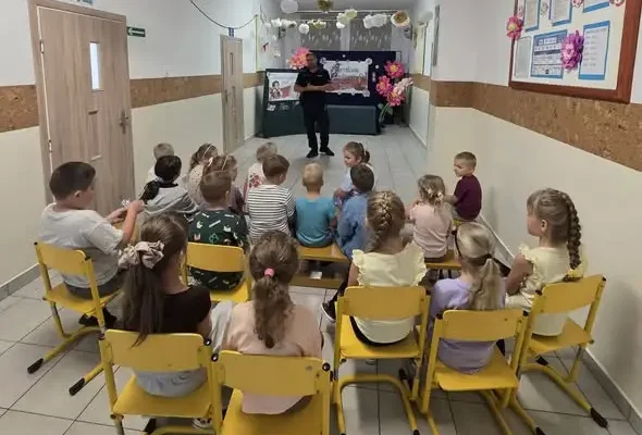 Policjant w szkole: lekcja bezpieczeństwa dla uczniów i przedszkolaków