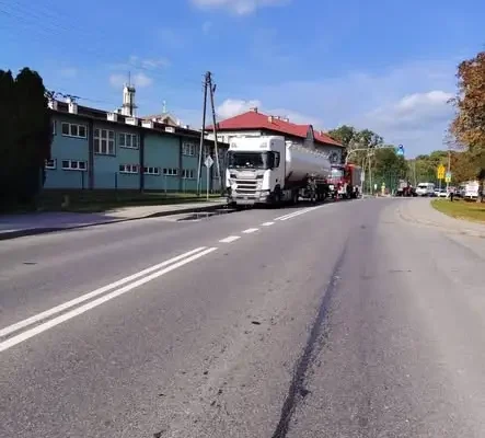 Kolizja cysterny z infrastrukturą drogową na DK19 w Domaradzu – akcja strażaków