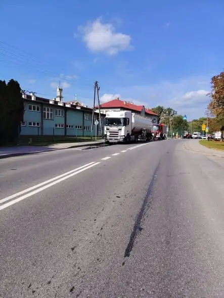 Kolizja cysterny z infrastrukturą drogową na DK19 w Domaradzu – akcja strażaków