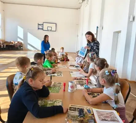 Jesienna mozaika w Bibliotece Publicznej w Siedliskach – warsztaty artystyczne dla dzieci