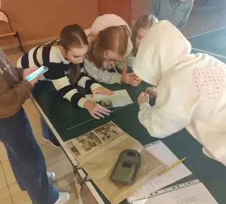 Harcerze z 45 DH Dąbrowa uczyli się terenoznawstwa i budowy schronień