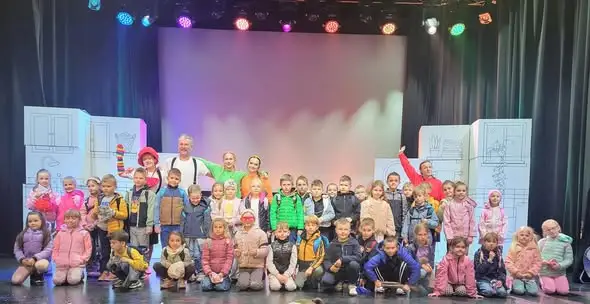 Pierwszaki i drugoklasiści w Brzozowskim Domu Kultury na spektaklu o skarpetkach