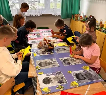 Jesienna monotypia w Hłudnie – dzieci tworzyły portrety inspirowane przyrodą