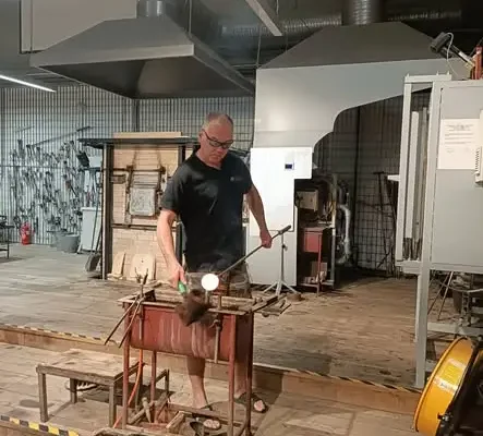 Uczniowie z Krosna odkrywali tajniki produkcji szkła w Centrum Dziedzictwa Szkła