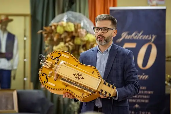Wieczór z lirą korbową w Haczowie – muzyczna podróż w 50-lecie GOKiW