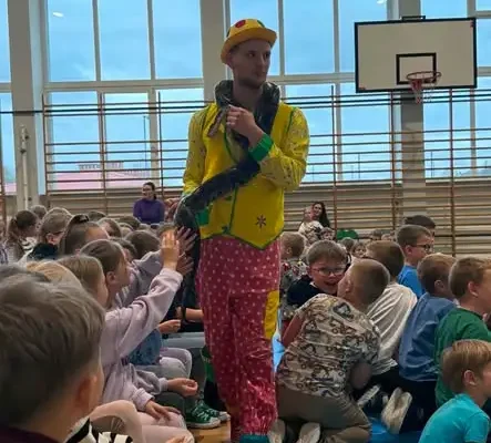 Cyrk „Szok” oczarował uczniów szkoły w Dydni – akrobacje, Superman i prawdziwy wąż