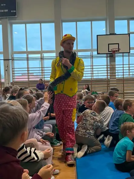 Cyrk „Szok” oczarował uczniów szkoły w Dydni – akrobacje, Superman i prawdziwy wąż
