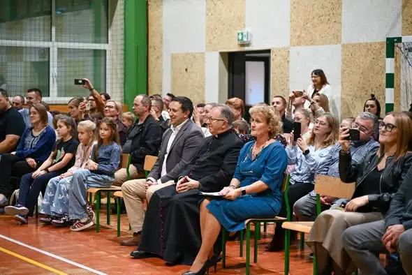 Pierwszoklasiści z Brzozowa pasowani na uczniów wielkim ołówkiem