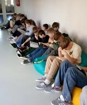 Przerwa na czytanie w szkole w Brzozowie Starym – uczniowie sięgnęli po książki