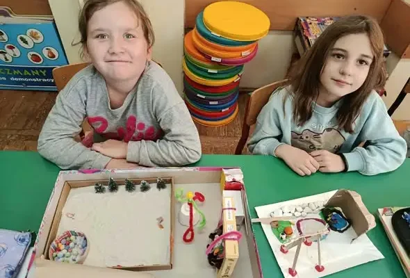 Makiety wymarzonych placów zabaw – kreatywna lekcja w szkole w Brzozowie Starym