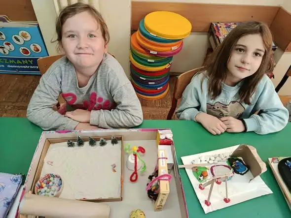 Makiety wymarzonych placów zabaw – kreatywna lekcja w szkole w Brzozowie Starym
